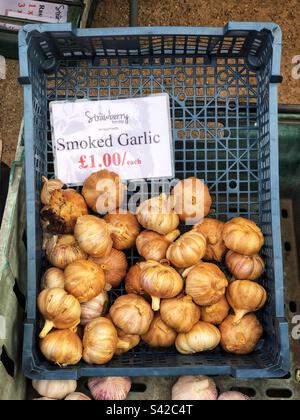 Spezialität geräucherte Knoblauchknolle wurde am lokalen Bauernmarkt verkauft Stockfoto