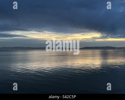 Blaue Wolken über der Bucht von San Francisco während eines Sturms in der Dämmerung, Februar 2023 Stockfoto