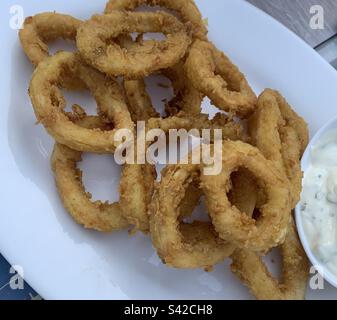 Nahaufnahme von gebratenen Calamari-Ringen serviert mit Tartarsauce Stockfoto