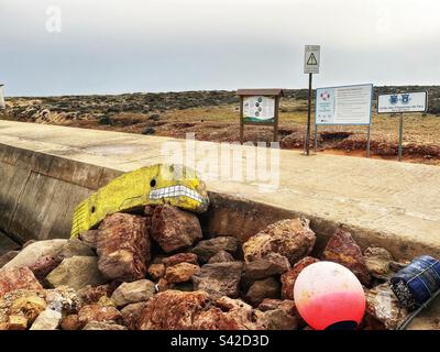 Bemalte Felsen in Form eines Wals, einer Boje und von Meeresschutt auf dem Weg in der Ilha-Wüste in Portugal Stockfoto