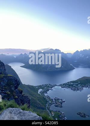 Blick von Reinebringen, Lofoten Inseln nach Mitternacht in einer Sommernacht mit einigen Nebel/Wolken auf den Bergen. Stockfoto