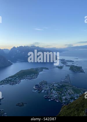 Blick von Reinebringen auf die Inseln und das reine Dorf auf den Lofoten-Inseln, Norwegen an einem Sommerabend. Stockfoto