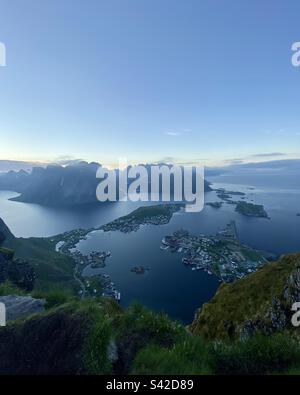 Aussicht von fast dem Gipfel von Reinebringen, Norwegen an einem Sommerabend. Stockfoto