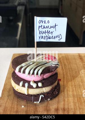 Der letzte noch, einsamer Oreo Peanut Butter Himbeere im Backwarenladen Stockfoto