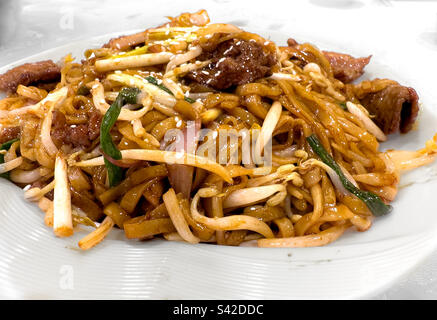 Teller mit Rindfleisch-Chow Mein im chinesischen Restaurant Stockfoto