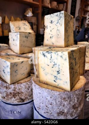 Blaukäse zum Verkauf in der Neal’s Yard Dairy, Borough Market, London Stockfoto