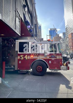 Amerikanischer Feuerwehrauto, der aus einer Feuerwache in New York kommt. Foto wurde im Dezember 2022 in New York aufgenommen Stockfoto