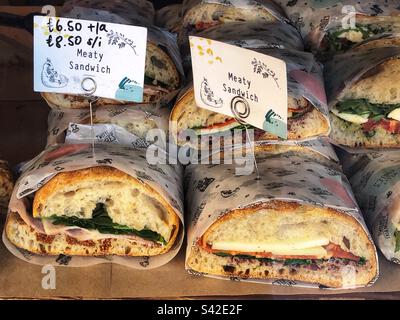 Frisch zubereitetes Fleischsandwich, das im Café-Schaufenster verkauft werden konnte Stockfoto