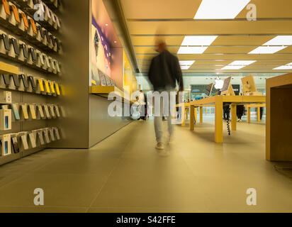 Der Apple Store in Basingstoke zeigt die langsame Verschlusszeit auf dem iphone mit der adobe Lightroom App, um das Foto aufzunehmen Stockfoto