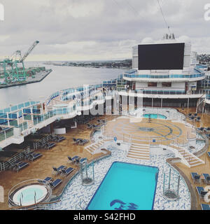 November 2022, Royal Princess Pooldeck an einem bedeckten Tag, San Pedro, Los Angeles, Kalifornien, USA Stockfoto