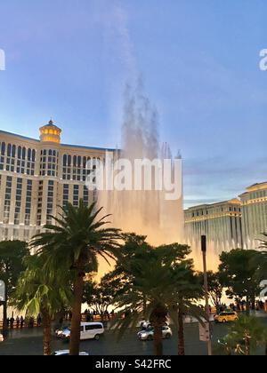 Wasserbrunnen schießen in Richtung Himmel vor dem Hotel in Las Vegas Stockfoto