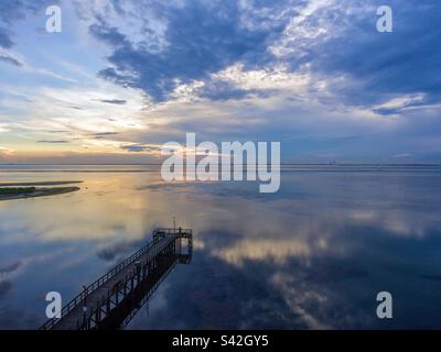 Reflektierender Sonnenuntergang in der Mobile Bay im Bayfront Park in Daphne, Alabama Stockfoto