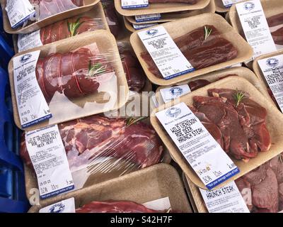 Spezialität Wildgeflügel und Fleischteile zum Verkauf am lokalen Bauernmarkt Wild, Roe Reh Stockfoto