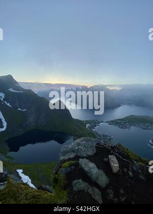 Blick von fast dem Gipfel des Reinebringens auf die Lofoten-Inseln, Norwegen an einem Sommerabend. Stockfoto