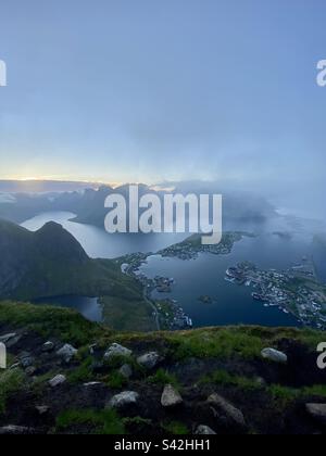 Blick von der Wanderung nach Reinebringen in der Sommernacht. Es gibt auch etwas Nebel auf den Bergen. Stockfoto