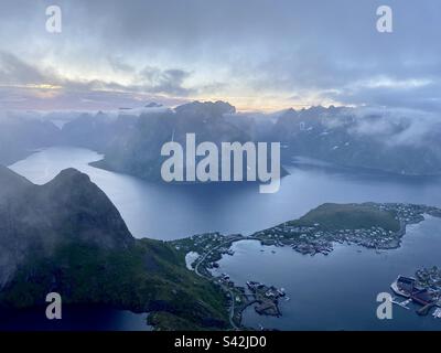 Blick vom Berg Reinebringen auf den Lofoten-Inseln in Norwegen in einer nebligen Sommernacht. Stockfoto