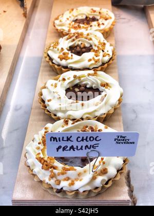 Milchschokolade Praline im Fenster des Bäckereigeschäfts Stockfoto