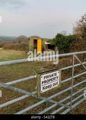 Privater Grundstück-Schild am Tor Stockfoto