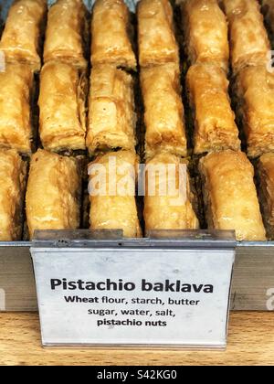 Pistachio Baklava eine süße Leckerei aus dem Nahen Osten im Bäckereifenster Stockfoto