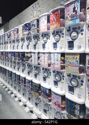 Gashapon-Maschinen im neu eröffneten Gashapon Department Store Ikebukuro, Tokio, Japan, dem weltweit größten Gashapon-Kaufhaus in Sunshine City, mit 3000 Kapselspielzeugmaschinen. Stockfoto