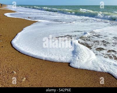 Wellen am Sandstrand am Burton Beach Burton Bradstock Dorset Stockfoto