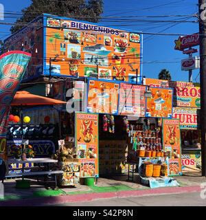 November 2022, bunte Imbissstände, Malecon, Ensenada, Baja California, Mexiko Stockfoto