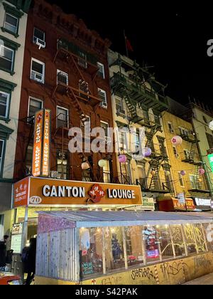 Blick auf die Gebäude in New Yorks Chinatown bei Nacht. Foto wurde im Dezember 2022 in New York aufgenommen Stockfoto