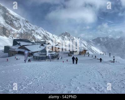 Seilbahnstation und Restaurant mit Panoramablick auf der Zugspitze, dem höchsten deutschen Berg. Stockfoto