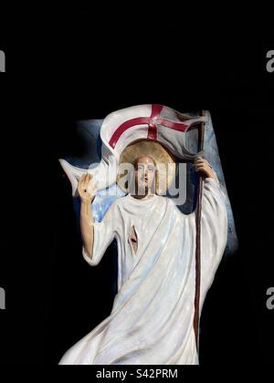 Wiederauferstandener Christus, auferstandener Lord Jesus, fast lebensgroßes Relief, Kanaan in der Wüste, Phoenix, Arizona, glorreiche Geheimnisse des Rosenkranzes, Porträtmodus, Bühnenbeleuchtung Stockfoto