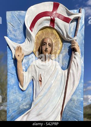 Wiederauferstandener Christus, auferstandener Lord Jesus, fast lebensgroßes Relief, Kanaan in der Wüste, Phoenix, Arizona, glorreiche Geheimnisse des Rosenkranzes, Porträtmodus Stockfoto