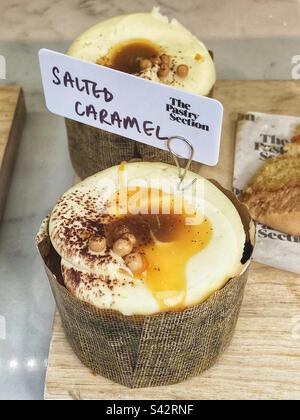 Gesalzener Karamellkuchen im Fenster der Bäckerei Stockfoto