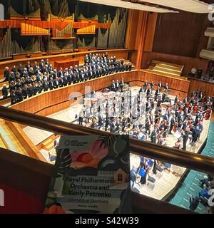 Königliches Philharmonisches Orchester mit V. Petrenko Dirigent, Elizabeth Watts Soprano, Claudia Huckle contralto, Nicky Spence Tenor, dem Bach Chor, der in der RFH-Box steht Stockfoto