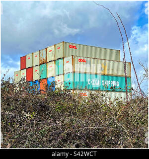 Versandcontainer aus China stapelten sich im Felixstowe Hafen Stockfoto