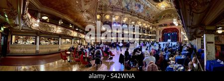Das Innere des Ballsaals des Blackpool Tower zeigt Frank Matchams prächtige Einrichtung und eine überfüllte Tanzfläche. Stockfoto