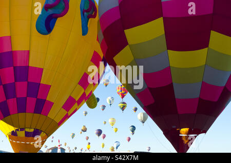 Einzigartiges Bild der Heißluftballons, die in der Ballonfiesta in Albuquerque New Mexico fliegen Stockfoto