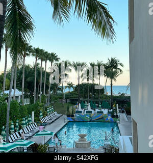 Januar 2023, Swimmingpool am späten Nachmittag, Kimpton Surfcomber Hotel, South Beach, Miami Beach, Florida, Vereinigte Staaten Stockfoto