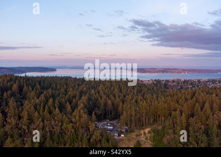 Blick auf Fort Nisqually in Tacoma, Washington, bei Sonnenuntergang aus der Vogelperspektive Stockfoto