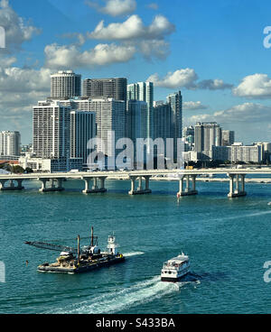 Januar 2023, Blick von einem Kreuzfahrtschiff, das den Hafen von Miami, Miami, Florida, USA verlässt Stockfoto