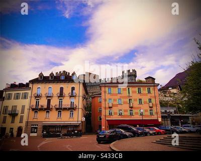 Piazza Governo in Bellinzona, der wichtigsten Stadt des italienischsprachigen Teils der Schweiz und UNESCO-Weltkulturerbe Stockfoto