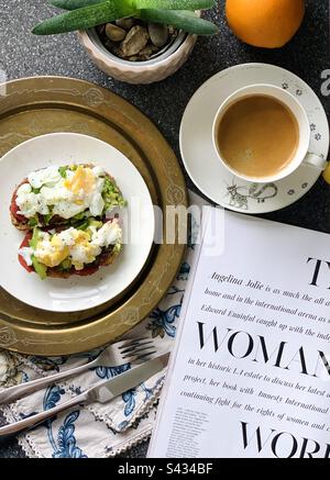 Frühstück - Avocado Toast mit Ei und Kaffee. Stockfoto