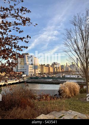 Blick auf Pier 55 vom kleinen künstlichen Inselpark in New York. Foto wurde im Dezember 2022 in New York aufgenommen Stockfoto