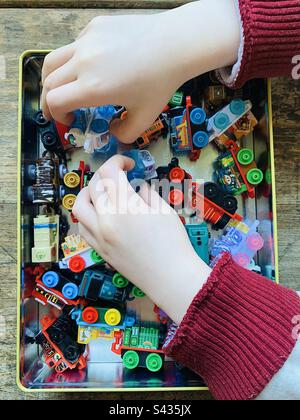 Kinder spielen mit Thomas und seinen Freunden Minis-Zügen Stockfoto