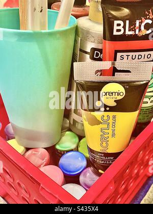 Lacksatz 1. Farben, Pinsel, Spülbecher. Stockfoto