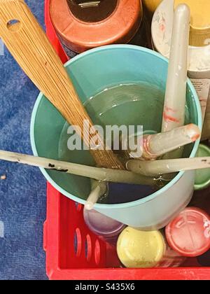 Lacksatz 3. Farben, Pinsel und Wasserspülbecher. Einschließlich Druckbereich. Stockfoto