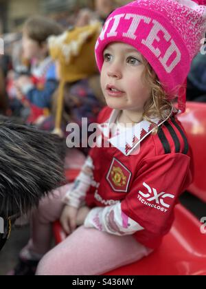 Der junge Manchester United Women-Fan sieht sich das Spiel in Old Trafford 25.03.23 an Stockfoto