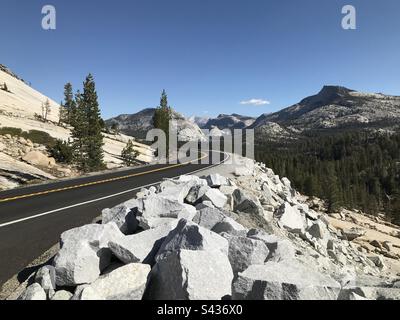 Die Straße vom Yosemite-Nationalpark zur Tioga Pass Road, von der Nähe des Tenaya-Sees Stockfoto