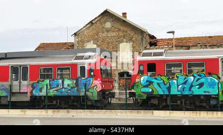 Zwei Diesellokomotiven parken am Bahnhof Espinho-Vouga in Portugal, 2023 Stockfoto