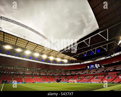 Ein allgemeiner Blick auf den Fußballplatz im Wembley Stadium im Norden Londons. Stockfoto