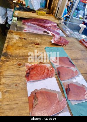 Frische rohe Thunfischsteaks auf dem japanischen Fischmarkt in Tokio Stockfoto