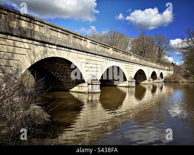 Die Brücke über den See bei Virginia Water. Sie überquert den See am westlichen Ende und führt die Hauptstraße in den Windsor Great Park. Stockfoto